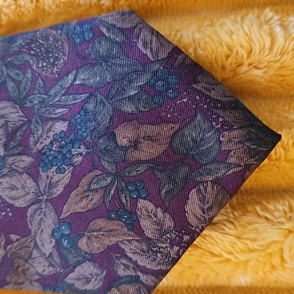 Tie - Picture 8 of 14